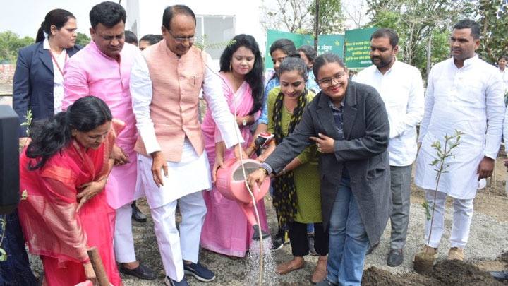 मुख्यमंत्री श्री चौहान ने आँवला, गुलमोहर और अमरूद के पौधे रोपे